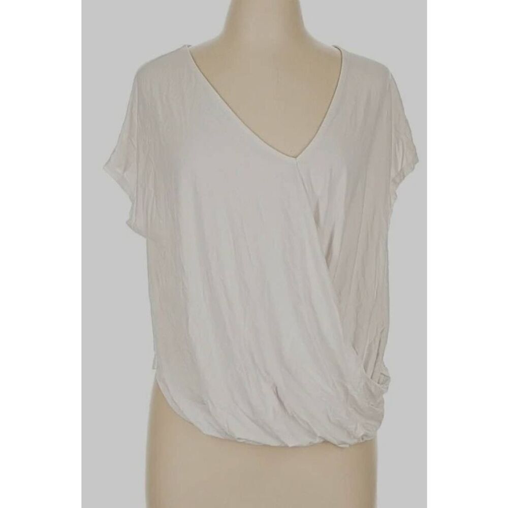 Torrid 3X Ivory short sleeved top with front ruched at the bottom. (R)